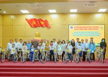 Cần Đước: Hội Từ thiện chùa Tường Nguyên trao tặng quà, xe đạp, kinh phí xây dựng cầu giao thông nông thôn và cổng chào tại 2 xã Tân Chánh và Tân Trạch