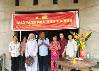 Thạnh Hóa trao tặng Nhà tình thương cho các hộ gia đình có hoàn cảnh khó khăn