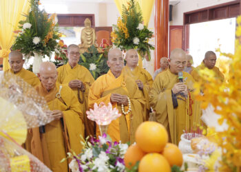 Chư Tôn đức Ban Trị Sự GHPGVN tỉnh Long An viếng tang lễ cố Ni trưởng Ngôn Liên 