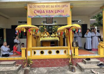 Tân Thạnh: lễ chú nguyện rót đồng đúc Đại hồng chung Chùa Vạn Linh