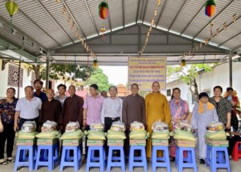 Đức Hòa: Ban Thường trực Ủy ban MTTQVN huyện phối hợp Ban Trị sự GHPGVN huyện tặng quà cho hộ nghèo 6 xã, Thị trấn vùng thượng (Đợt 2).