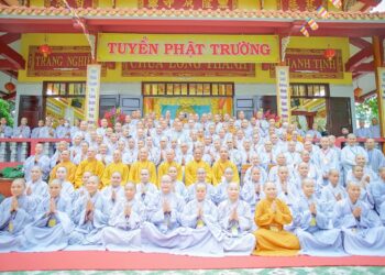 Hòa thượng Trưởng ban Tổ chức cùng Chư tôn đức quang lâm sách tấn giới tử ni tại chùa Long Thành