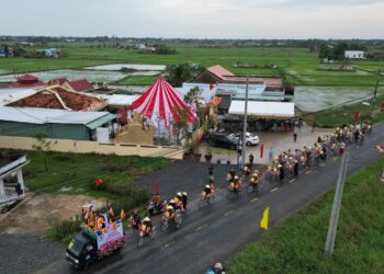 Cần Đước: Diễu hành xe đạp hoa kính mừng Phật Đản