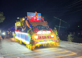 Cần Đước: Ban Trị sự trang nghiêm lễ đài, diễu hành xe hoa, thuyết giảng giáo lý, Kính mừng Đại lễ Phật đản