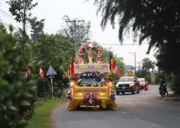 Đức Hòa: Phật giáo huyện diễu hành xe hoa kính mừng Phật Đản