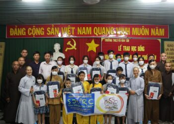 Phật giáo huyện Đức Hòa trao tặng 40 suất học bổng cho các em học sinh có hoàn cảnh khó khăn trên địa bàn huyện