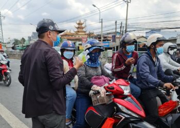 Bến Lức: Chùa Thạnh Đức trao tặng 15.000 chai nước suối cho người đi đường sau dịp nghỉ lễ