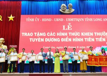 Chư Tăng và Phật tử chùa Thiên Châu nhận Bằng khen của Thủ tướng Chính phủ