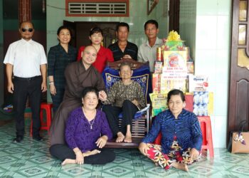 Ban Trị sự GHPGVN huyện Thạnh Hóa đến thăm 2 Mẹ Việt Nam anh hùng và tưởng niệm liệt sĩ