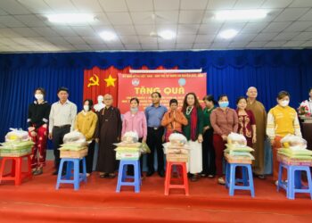 Đức Hoà: BTS GHPGVN huyện phối hợp cùng thường trực Uỷ ban MTTQVN huyện tổ chức trao tặng quà cho bà con 07 xã vùng hạ tại Hội trường Văn hoá xã Mỹ Hạnh Nam.