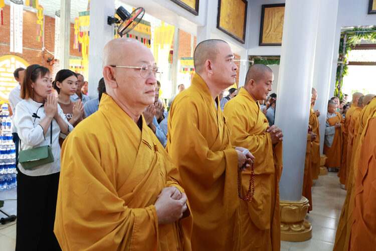 Chùa Phước Long trang nghiêm lễ Tạ ơn Tam Bảo & Lễ Cài Hoa Hồng tưởng nhớ tứ ân