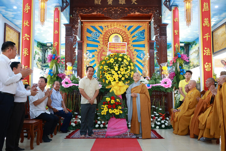 Chùa Phước Long trang nghiêm lễ Tạ ơn Tam Bảo & Lễ Cài Hoa Hồng tưởng nhớ tứ ân