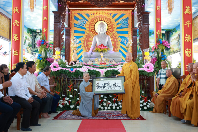 Chùa Phước Long trang nghiêm lễ Tạ ơn Tam Bảo & Lễ Cài Hoa Hồng tưởng nhớ tứ ân