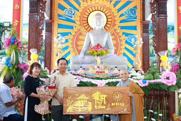 Chùa Phước Long trang nghiêm lễ Tạ ơn Tam Bảo & Lễ Cài Hoa Hồng tưởng nhớ tứ ân