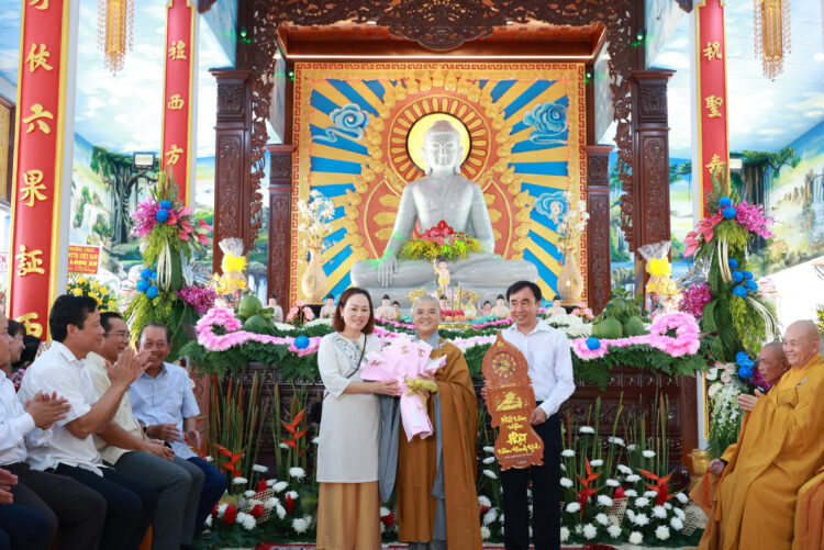 Chùa Phước Long trang nghiêm lễ Tạ ơn Tam Bảo & Lễ Cài Hoa Hồng tưởng nhớ tứ ân