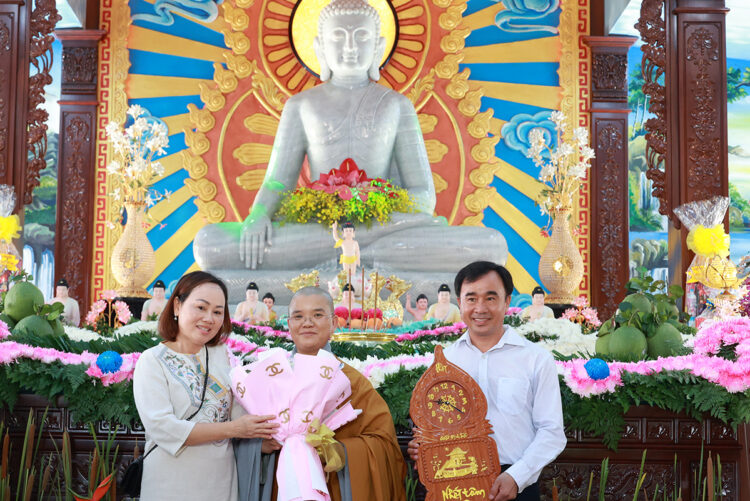 Chùa Phước Long trang nghiêm lễ Tạ ơn Tam Bảo & Lễ Cài Hoa Hồng tưởng nhớ tứ ân