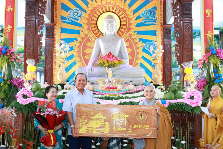 Chùa Phước Long trang nghiêm lễ Tạ ơn Tam Bảo & Lễ Cài Hoa Hồng tưởng nhớ tứ ân