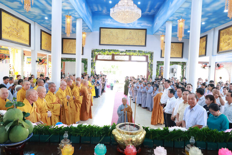 Chùa Phước Long trang nghiêm lễ Tạ ơn Tam Bảo & Lễ Cài Hoa Hồng tưởng nhớ tứ ân