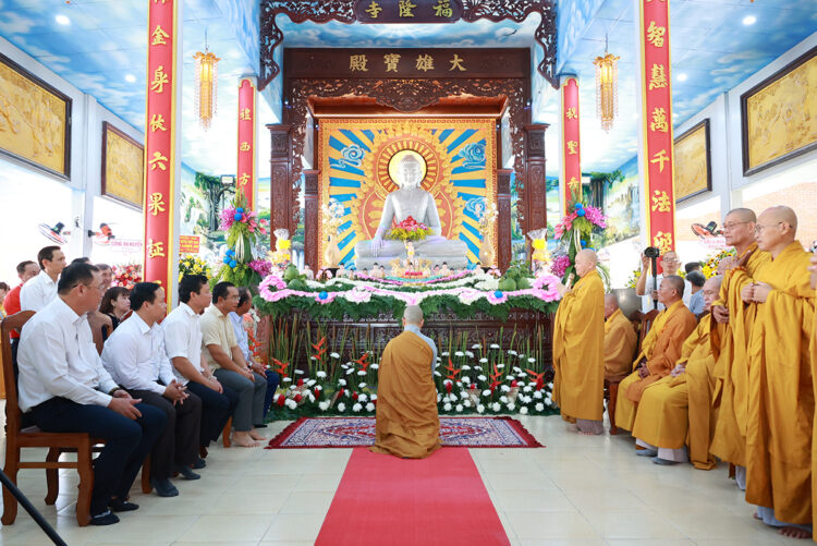 Chùa Phước Long trang nghiêm lễ Tạ ơn Tam Bảo & Lễ Cài Hoa Hồng tưởng nhớ tứ ân