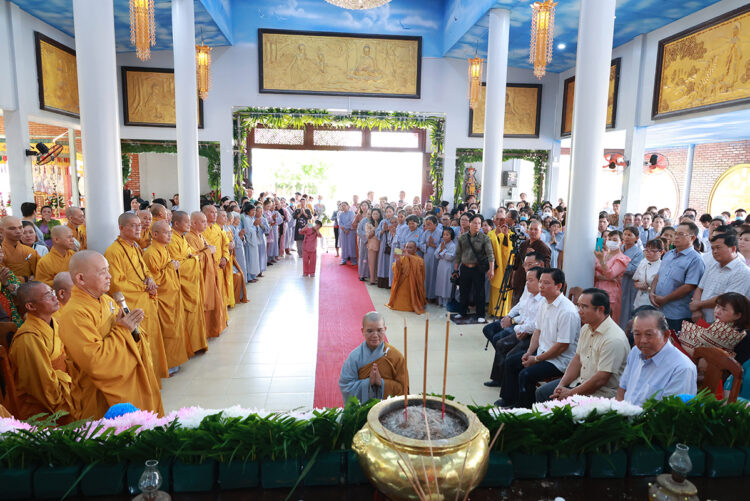 Chùa Phước Long trang nghiêm lễ Tạ ơn Tam Bảo & Lễ Cài Hoa Hồng tưởng nhớ tứ ân