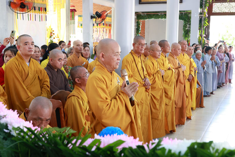 Chùa Phước Long trang nghiêm lễ Tạ ơn Tam Bảo & Lễ Cài Hoa Hồng tưởng nhớ tứ ân