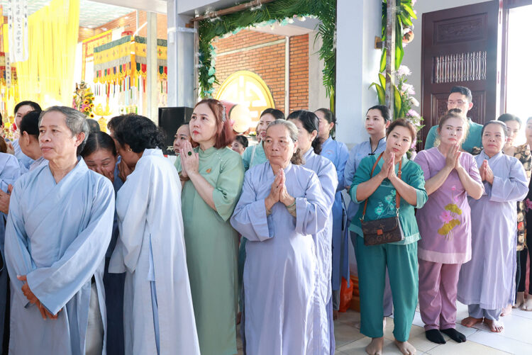 Chùa Phước Long trang nghiêm lễ Tạ ơn Tam Bảo & Lễ Cài Hoa Hồng tưởng nhớ tứ ân