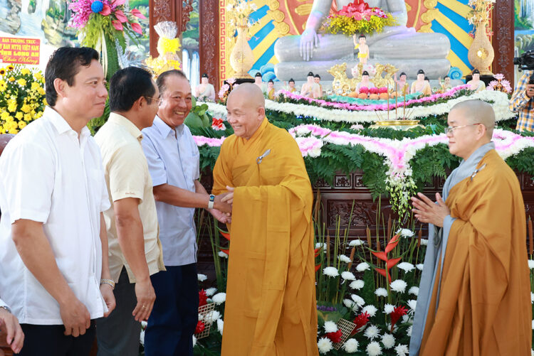 Chùa Phước Long trang nghiêm lễ Tạ ơn Tam Bảo & Lễ Cài Hoa Hồng tưởng nhớ tứ ân