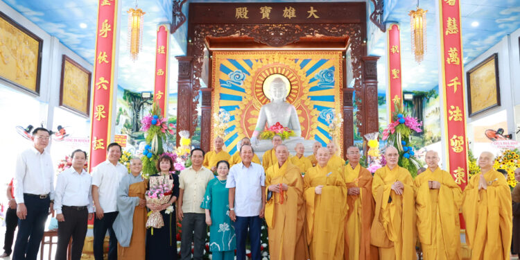 Chùa Phước Long trang nghiêm lễ Tạ ơn Tam Bảo & Lễ Cài Hoa Hồng tưởng nhớ tứ ân