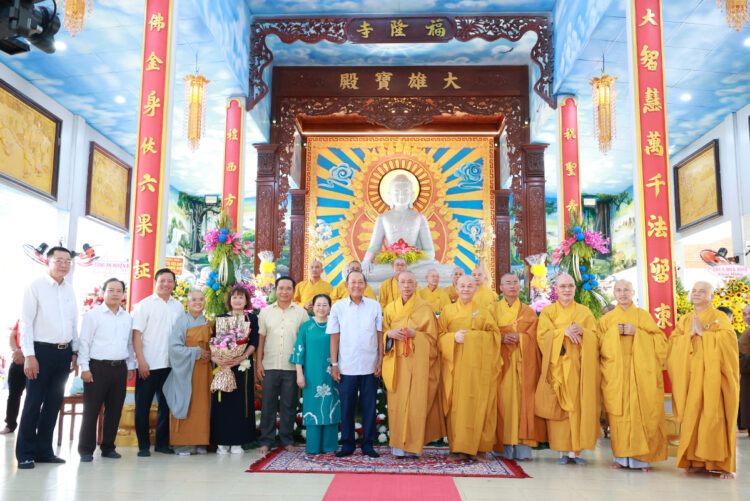 Chùa Phước Long trang nghiêm lễ Tạ ơn Tam Bảo & Lễ Cài Hoa Hồng tưởng nhớ tứ ân