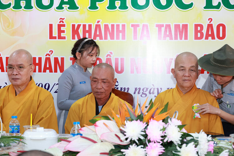 Chùa Phước Long trang nghiêm lễ Tạ ơn Tam Bảo & Lễ Cài Hoa Hồng tưởng nhớ tứ ân