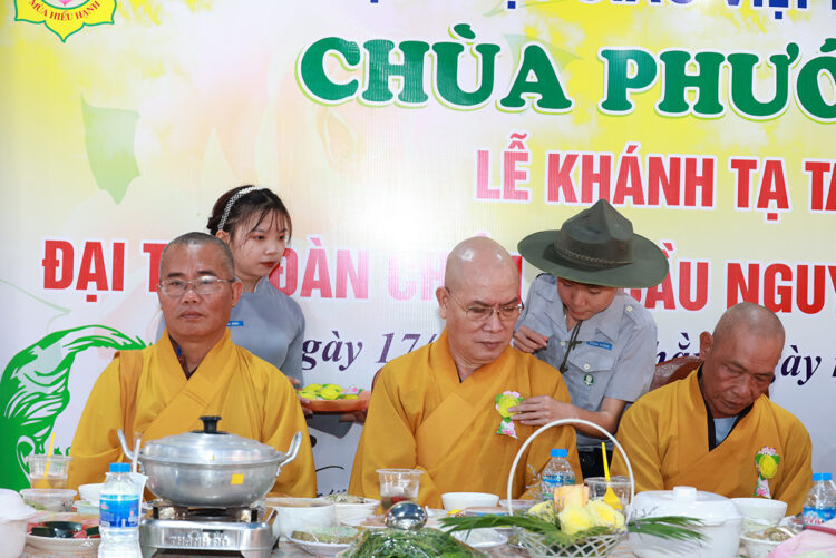 Chùa Phước Long trang nghiêm lễ Tạ ơn Tam Bảo & Lễ Cài Hoa Hồng tưởng nhớ tứ ân