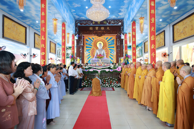 Chùa Phước Long trang nghiêm lễ Tạ ơn Tam Bảo & Lễ Cài Hoa Hồng tưởng nhớ tứ ân