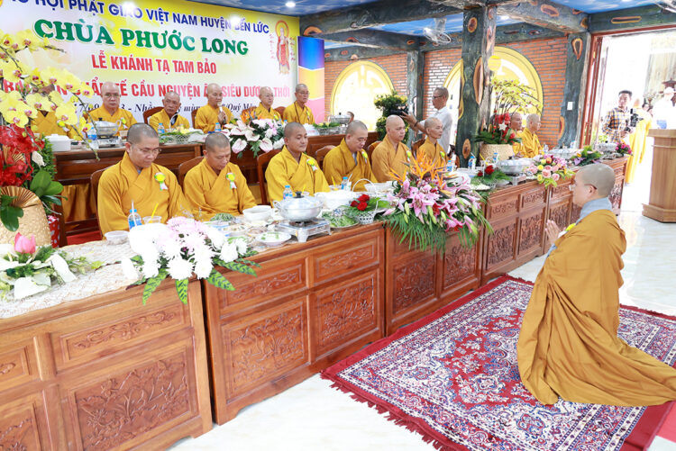 Chùa Phước Long trang nghiêm lễ Tạ ơn Tam Bảo & Lễ Cài Hoa Hồng tưởng nhớ tứ ân