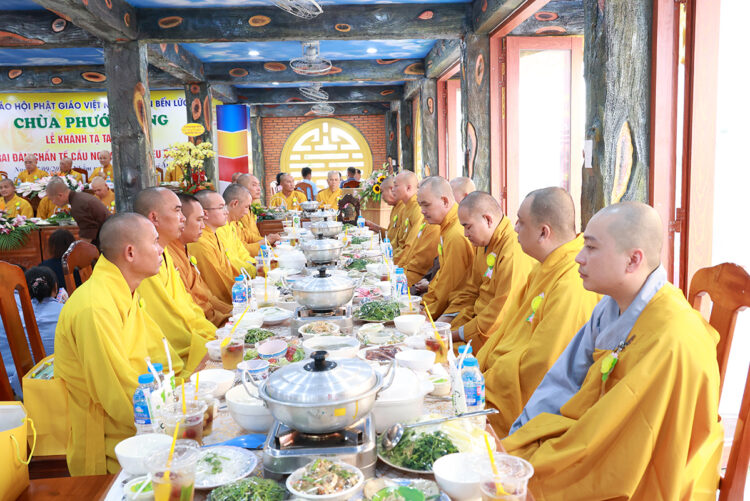 Chùa Phước Long trang nghiêm lễ Tạ ơn Tam Bảo & Lễ Cài Hoa Hồng tưởng nhớ tứ ân