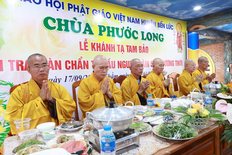 Chùa Phước Long trang nghiêm lễ Tạ ơn Tam Bảo & Lễ Cài Hoa Hồng tưởng nhớ tứ ân