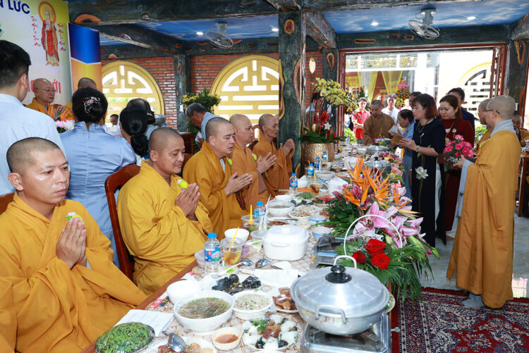 Chùa Phước Long trang nghiêm lễ Tạ ơn Tam Bảo & Lễ Cài Hoa Hồng tưởng nhớ tứ ân