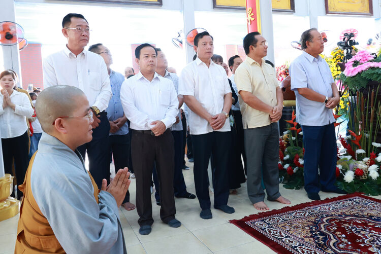 Chùa Phước Long trang nghiêm lễ Tạ ơn Tam Bảo & Lễ Cài Hoa Hồng tưởng nhớ tứ ân