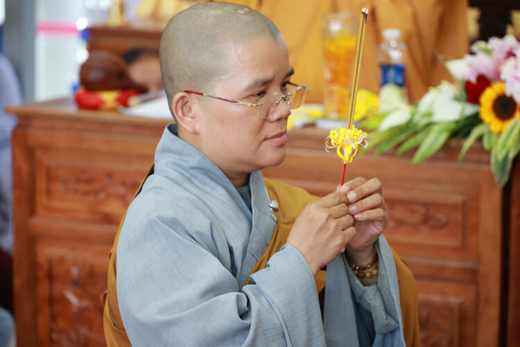 Chùa Phước Long trang nghiêm lễ Tạ ơn Tam Bảo & Lễ Cài Hoa Hồng tưởng nhớ tứ ân
