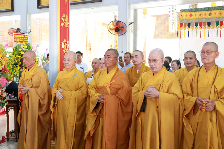 Chùa Phước Long trang nghiêm lễ Tạ ơn Tam Bảo & Lễ Cài Hoa Hồng tưởng nhớ tứ ân