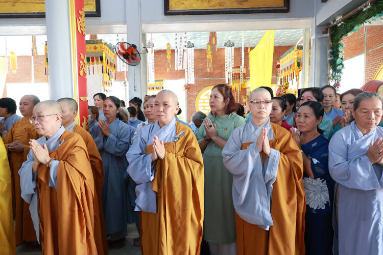 Chùa Phước Long trang nghiêm lễ Tạ ơn Tam Bảo & Lễ Cài Hoa Hồng tưởng nhớ tứ ân