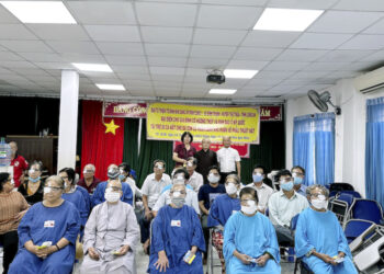 TỔ ĐÌNH KIM CANG VÀ GIA ĐÌNH CÔ HƯƠNG THUỶ TÀI TRỢ PHẪU THUẬT MẮT TẠI BV TP HCM