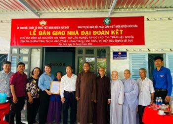Đức Hòa: Ban Trị sự huyện trao tặng nhà và phát quà tại Thị trấn Hậu Nghĩa