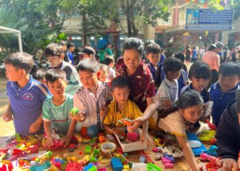 Chương trình Trung thu “Vầng Trăng Biên Thùy” tổ chức cho trẻ em ở xã biên giới Hưng Hà