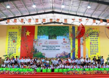 Chùa Pháp Minh và nhóm từ thiện “Chia sẻ-Sharing” trao tặng 200 phần quà cho các em học sinh có hoàn cảnh khó khăn tại huyện Đức Hòa