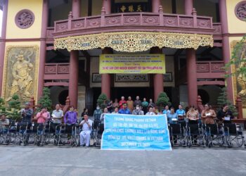 Tân An: Chùa Thiên Châu trao tặng xe lăn