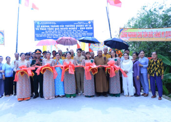 Tân Thạnh khánh thành cầu giao thông nông thôn và tặng quà cho hộ khó khăn