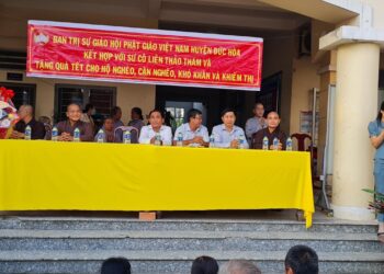 Đức Hòa: Phật giáo huyện trao tặng 200 phần quà cho bà con xã Đức Hòa Hạ.