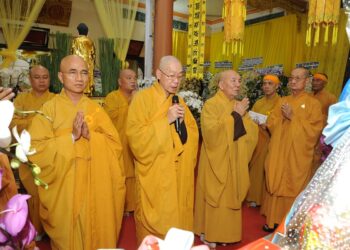 Cần Đước: Ban Trị sự Phật giáo TP.HCM viếng tang Hòa thượng Thích Bửu Ứng.