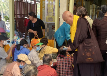 Đức Hòa: Chùa Tân Phước trao tặng quà người khiếm thị dịp tết Giáp thìn năm 2024