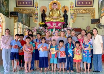 Đức Hòa: Chùa Tân Phước trao tặng quà cho Lớp Học Hiếu Tâm.